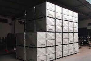 Caixas metálicas empilháveis otimizando espaço logístico