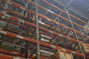 Instalação de longarinas em porta-paletes